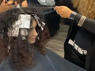 Highlight application on textured curly hair